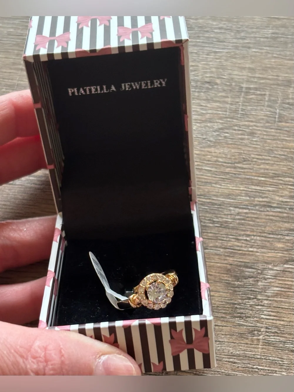 NWT Piatella Jewelry women’s size 8 gold tone halo promise ring with gift box